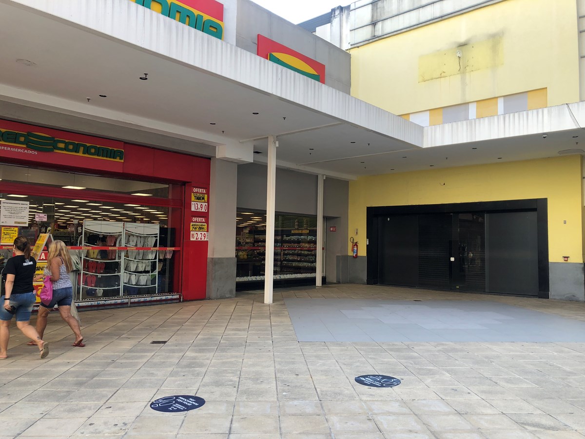 Foto do ponto Ampla Loja no Patio Guadalupe ao lado da entrada principal do Supermercado